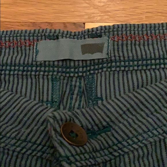 Size 30 waist Green Levi’s shorts - Picture 2 of 4